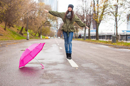 秋雨中撑伞散步的年轻女子