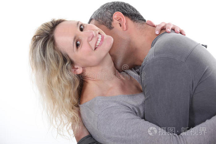 男人亲吻妻子的脖子