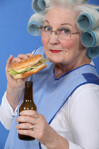 拿着汉堡和啤酒的老太太图片