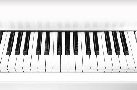 白色大钢琴特写，背景。