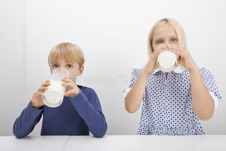 餐桌上喝牛奶的儿童画像