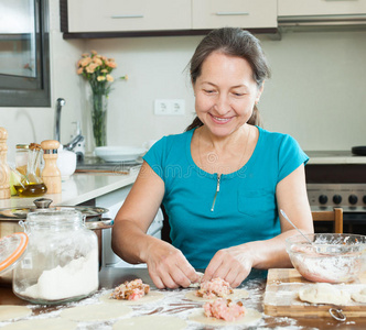 成熟女人包饺子夫人在家里包饺子在厨房里包饺子的女人.包饺子.