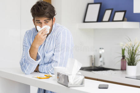 年轻病患用纸巾擤鼻涕