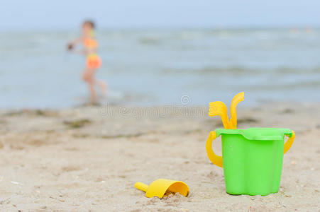 在沙滩上玩耍的小女孩