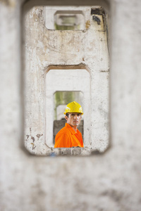 从建筑工地的柱子看男建筑师