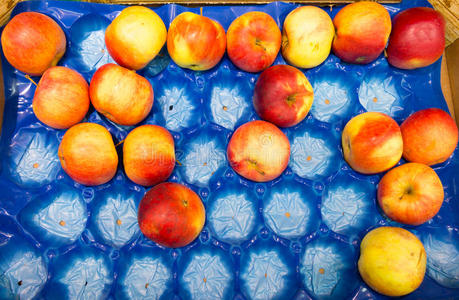 以超市红黄熟苹果为食品背景。零售业。
