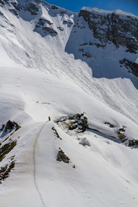 滑雪者攀登雪山