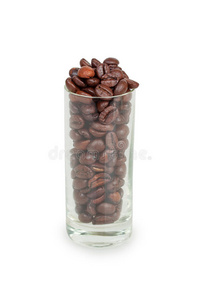 装满咖啡豆的杯子