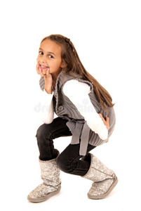 穿灰色毛衣和闪亮靴子的年轻女孩