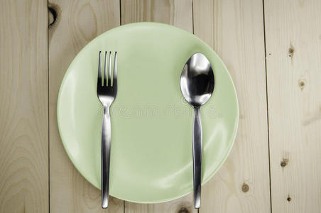 木桌上的盘子和餐具