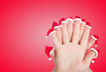戴着圣诞帽的手指脸。快乐的家庭庆祝