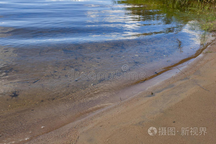 伊斯特拉沙滩上平静的海浪