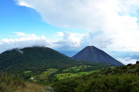 萨尔瓦多伊扎尔科火山周围的景观