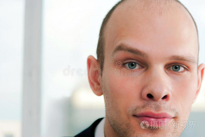 扬眉吐气的商人