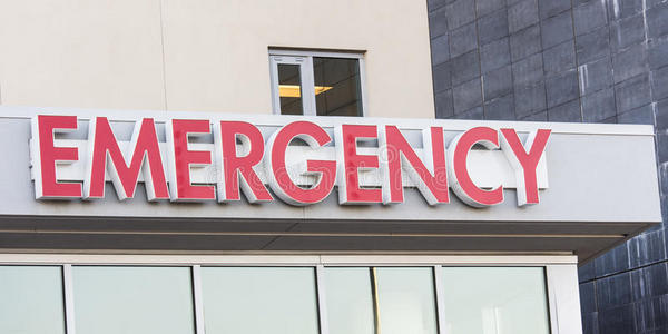 急诊室入口的医院紧急标志图片