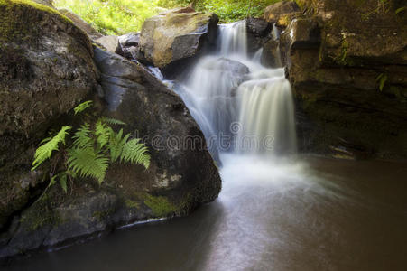 山河飞瀑