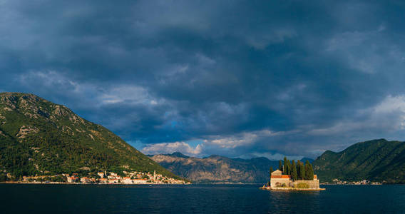 钓鱼 Perast 镇旧海岸的科托尔湾