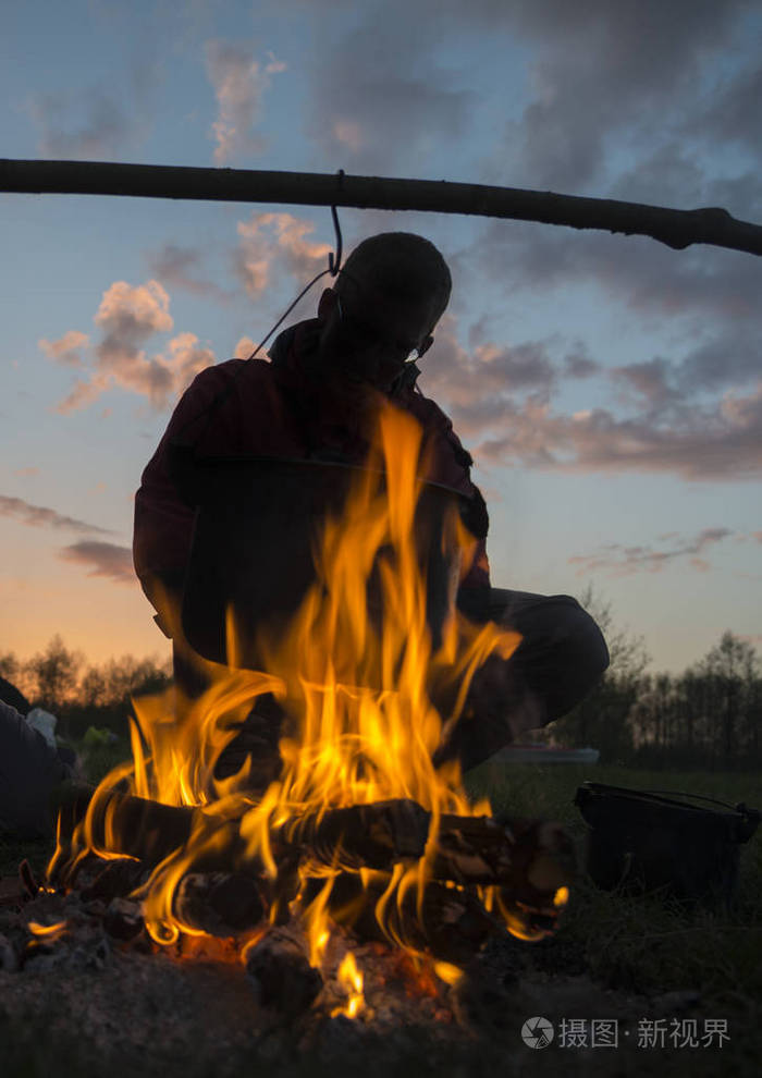 在篝火附近的人