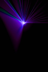 激光束紫色黑色背景上图片
