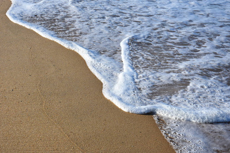 海浪沙滩上