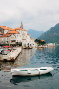 钓鱼 Perast 镇旧海岸的科托尔湾