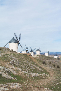 白老风车上孔苏埃格拉 卡斯蒂利亚拉曼恰，西班牙，附近的山地区的象征和旅途的唐吉诃德 阿隆索 Quijano 在阴天