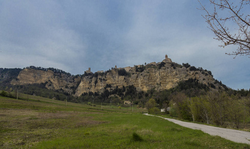 全景视图的中世纪的村庄的 Montefalcone Appennino