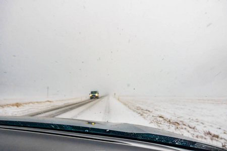 抽象模糊路在冰岛冬季图片