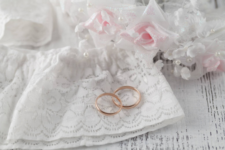 婚礼装饰带结婚戒指