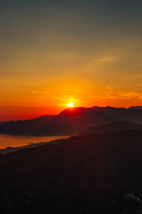 高山和大海在黑山落日