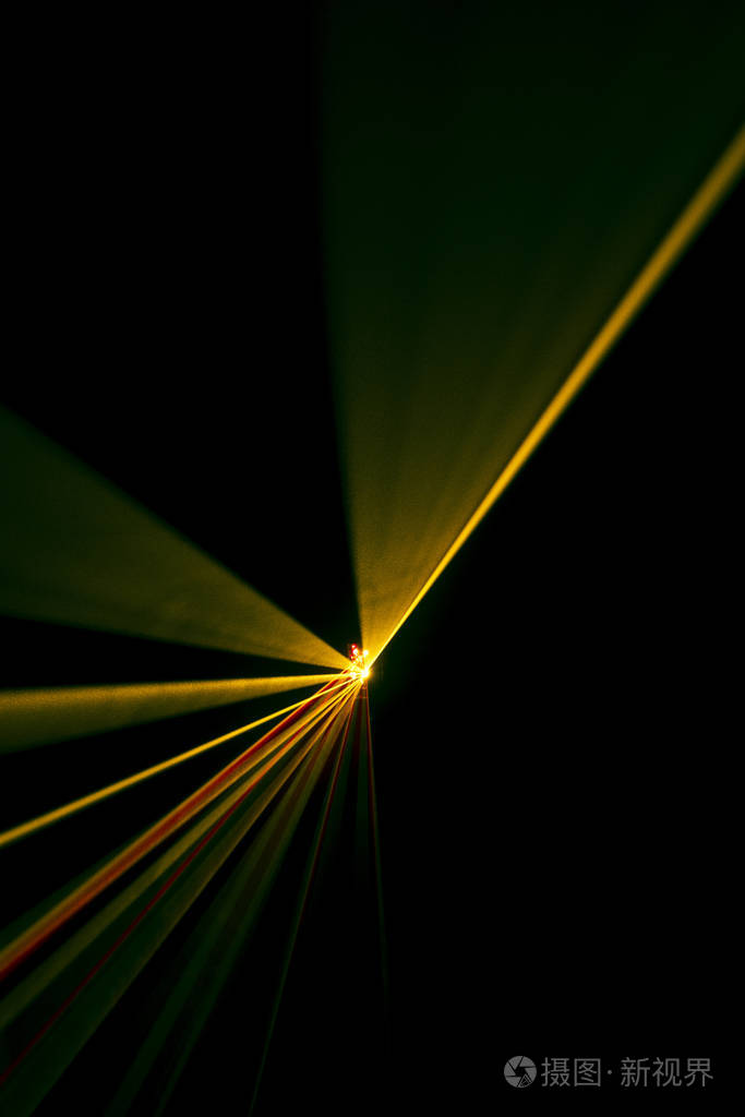 激光光束倾斜在黑色背景上的橙色