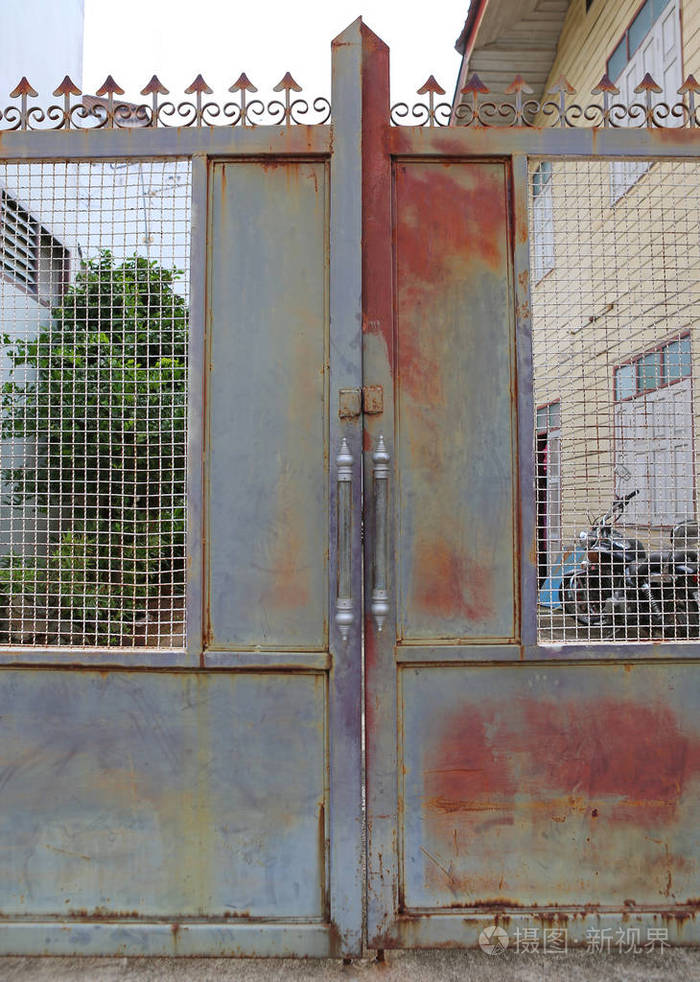 老和生锈的铁门