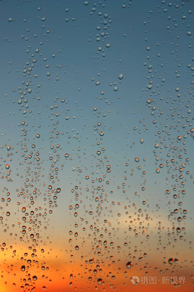 在窗口上的雨滴