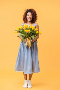 幸福的非洲女人手捧花束鲜花的垂直映像