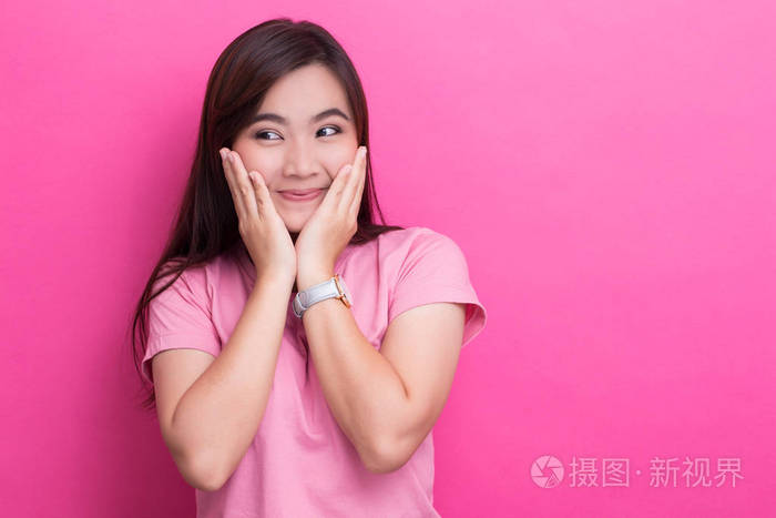 害羞女人微笑