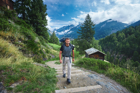 成人名徒步旅行者在瑞士山区图片