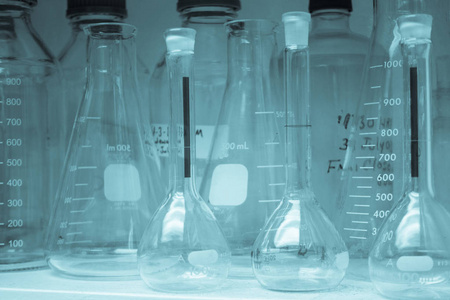 实验室玻璃器皿或烧杯中冷和老式的语气堆栈上货架 科学研究 科学概念