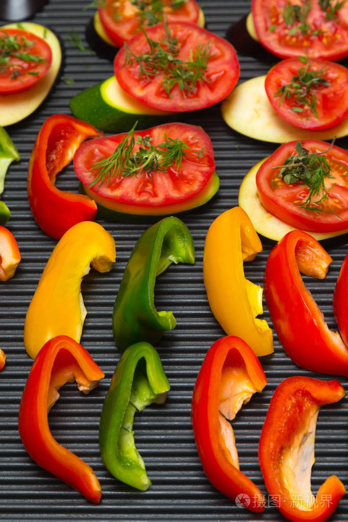 烤架上的新鲜蔬菜切片潘表面.选择性 foc