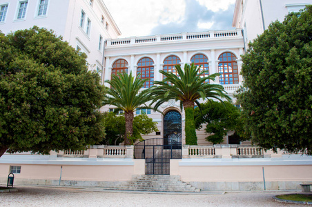 大学校长入口处的扎达尔大学校长照片