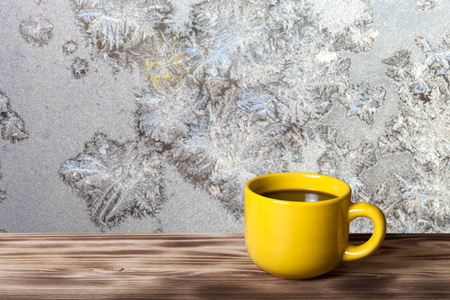 咖啡或茶在黄色的杯子上木表对面靓丽