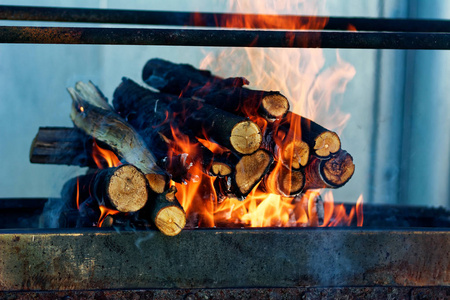 壁炉特写镜头里的木头在燃烧。家温暖的橙色篝火与木片