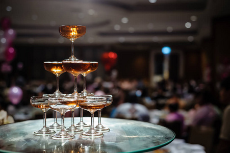 宴会酒会小塔的香槟的玻璃在婚礼酒会照片