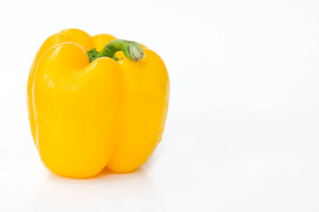 甜椒孤立在白色的背景下，生蔬菜