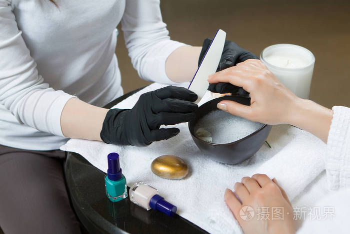 女人手接收修指甲,指甲护理程序关闭