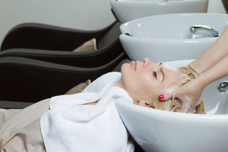 女人用洗发水洗头.