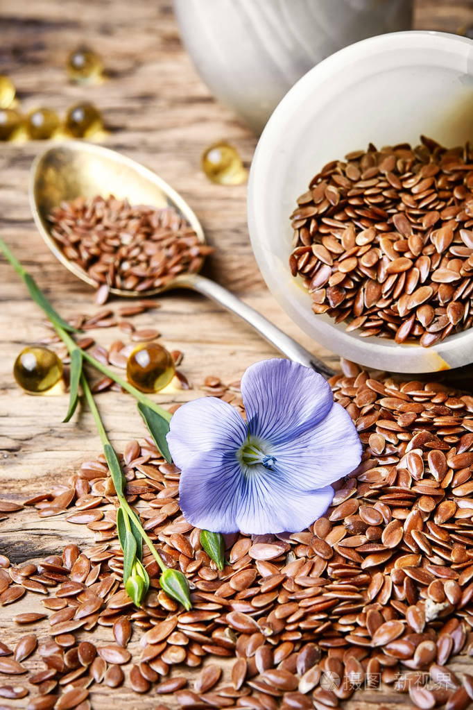 在汤匙的亚麻籽