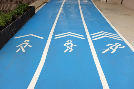 蓝色运动跑道标志走,慢跑和跑照片
