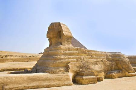 卫报  狮身人面像守卫在吉萨法老的坟墓。开罗，埃及