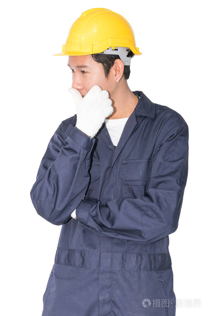 站在白色的年轻工人