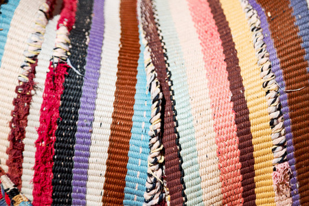 五颜六色的毯子拼凑而成的抽象肌理